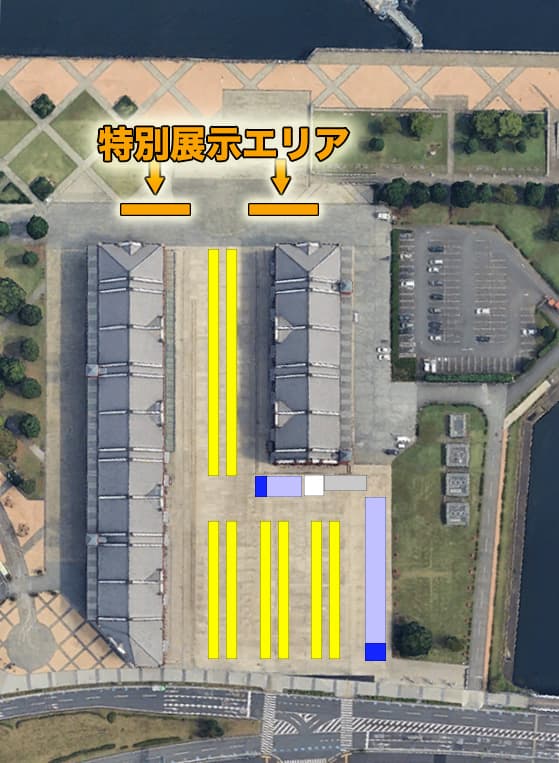 横浜 赤レンガ倉庫 イベント広場の航空写真。2 棟の倉庫の海側に、特別展示エリアの位置を示しています