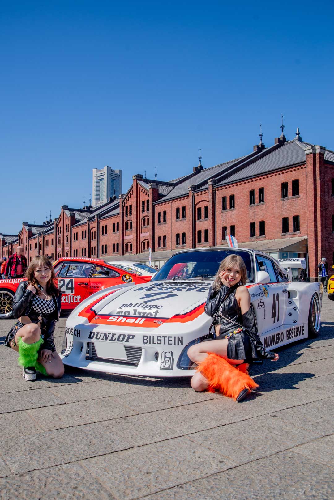 2026 年 EXCITING PORSCHE（横浜 赤レンガ倉庫）特別展示エリアの配置例 3。ゼッケン 41 の白いレース仕様のポルシェを正面から