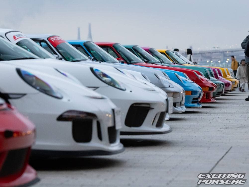 2023 年 EXCITING PORSCHE(横浜 赤レンガ倉庫)で、鼻先をそろえて並んだ参加者のポルシェ