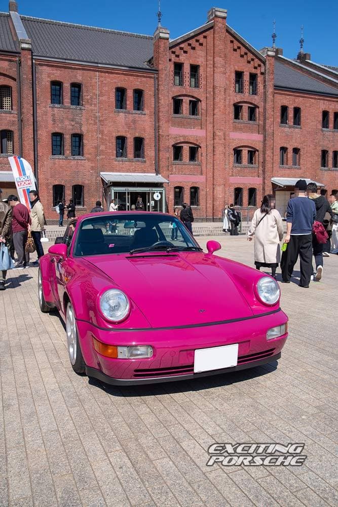 2026 年 EXCITING PORSCHE(横浜 赤レンガ倉庫)に展示されたピンクの 964